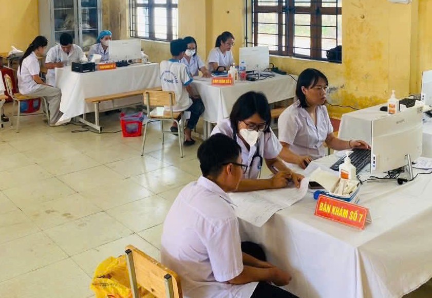 Khám sức khỏe định kỳ cho hơn 3.500 học sinh và giáo viên