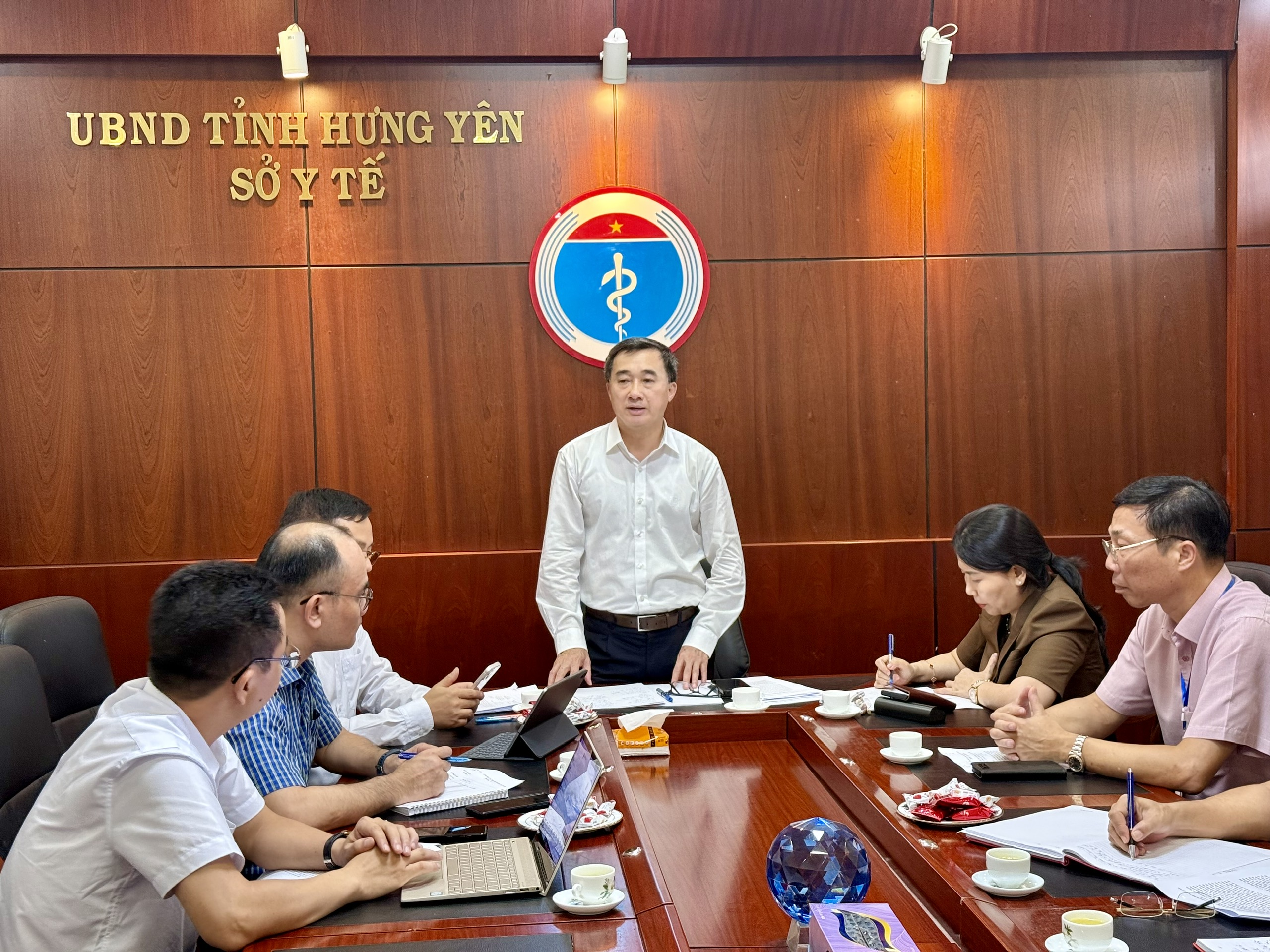 Thứ trưởng Bộ Y tế Trần Văn Thuấn kiểm tra công tác y tế phục vụ kỳ thi tốt nghiệp THPT năm 2025 tại tỉnh Hưng Yên