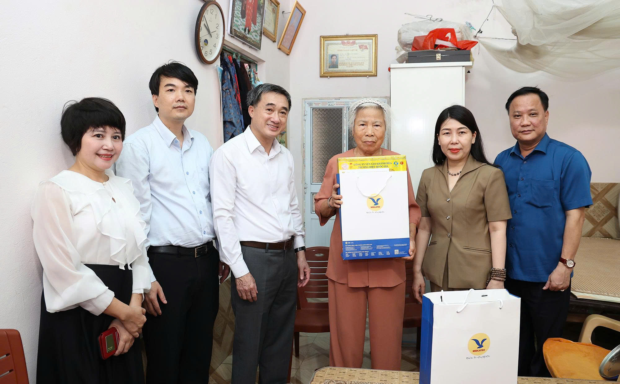 Thứ trưởng Bộ Y tế Trần Văn Thuấn thăm, tri ân các gia đình thương binh, liệt sĩ ở Hưng Yên