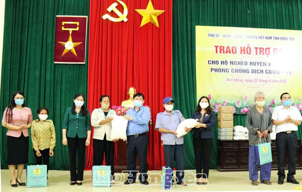   Đồng chí Chủ tịch UBND tỉnh Nguyễn Văn Phóng trao gạo hỗ trợ hộ nghèo tại các huyện: Ân Thi, Khoái Châu, Kim Động