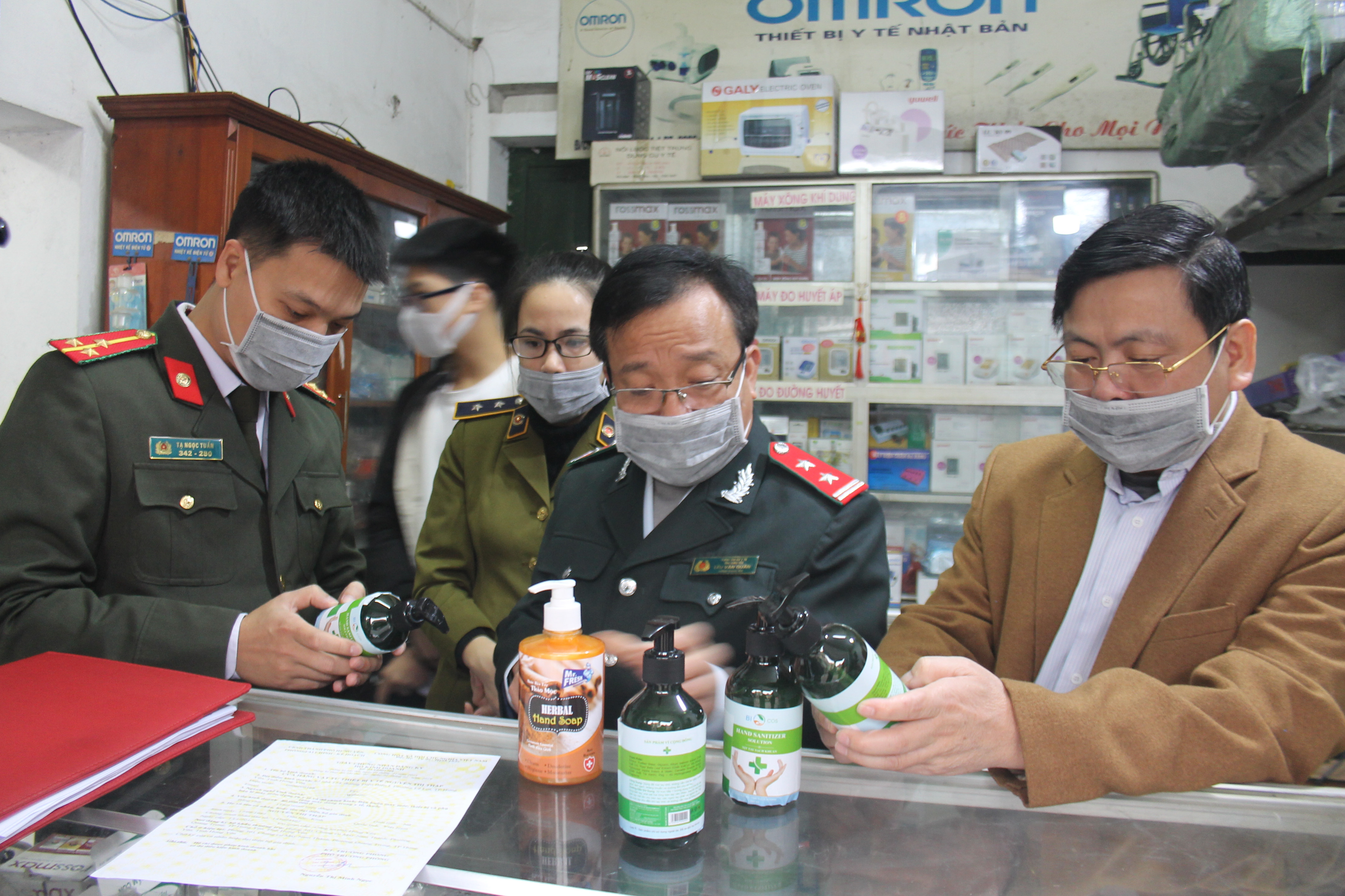 Đoàn kiểm tra liên ngành xử lý vi phạm tại của hàng vật tư y tế Nguyễn Thị Thập, số 154 (đường Điện Biên, TP.Hưng Yên)