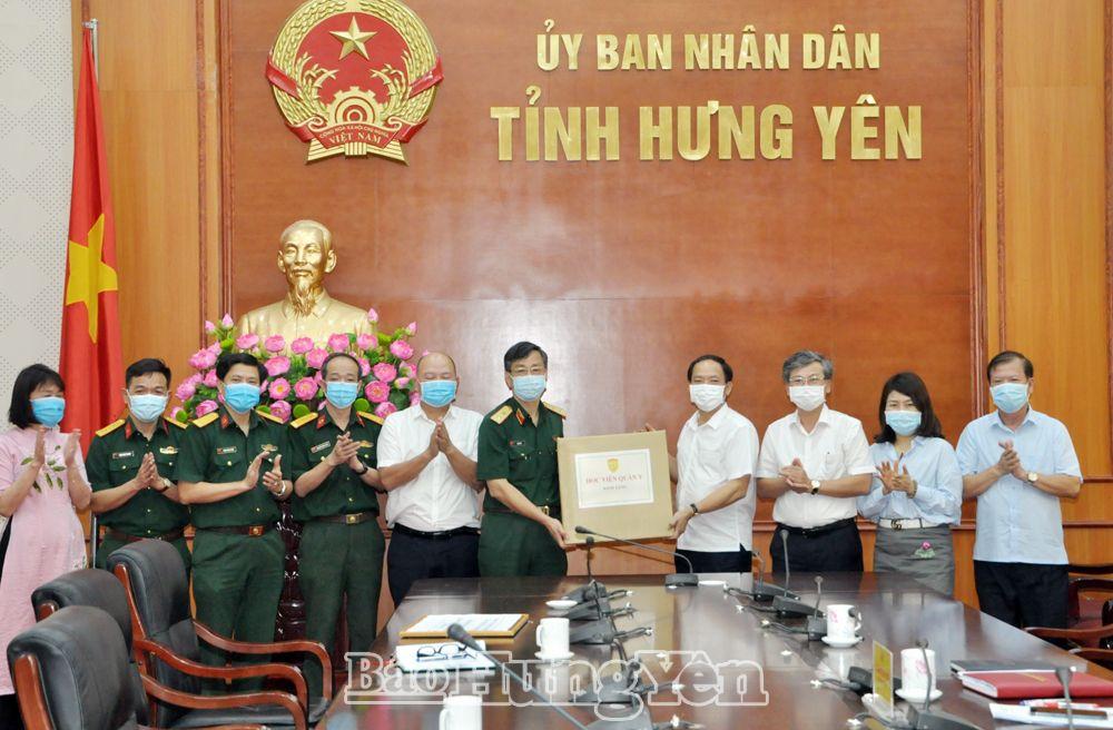 Lãnh đạo UBND tỉnh tiếp nhận hỗ trợ của Học viện Quân y 