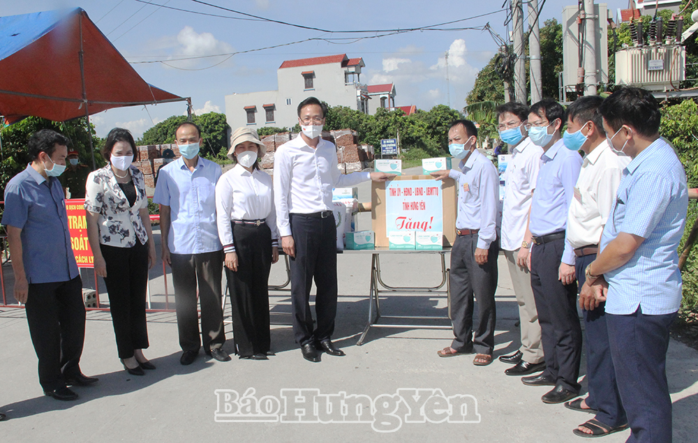 Đồng chí Bí thư Tỉnh ủy Nguyễn Hữu Nghĩa tặng nhu yếu phẩm lực lượng tại chốt kiểm soát dịch Covid-19 thôn 3 - xã Hạ Lễ