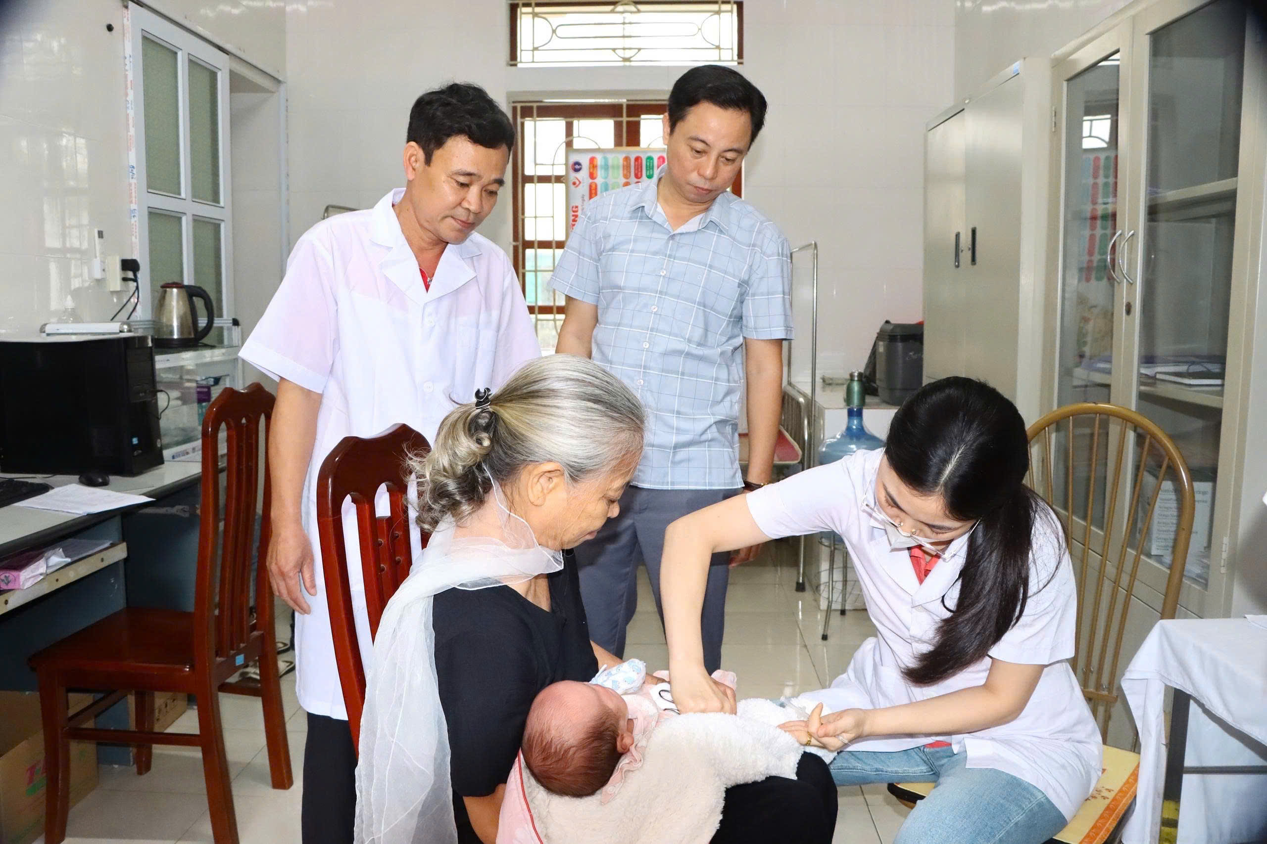 Hưng Yên nằm trong tốp 3 tỉnh đạt tỷ lệ cao trong chiến dịch làm sạch dữ liệu tiêm chủng