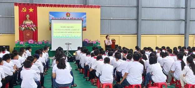 Trạm Y tế xã Minh Thọ truyền thông phòng, chống tác hại thuốc lá điện tử và chăm sóc sức khỏe cho gần 300 học sinh